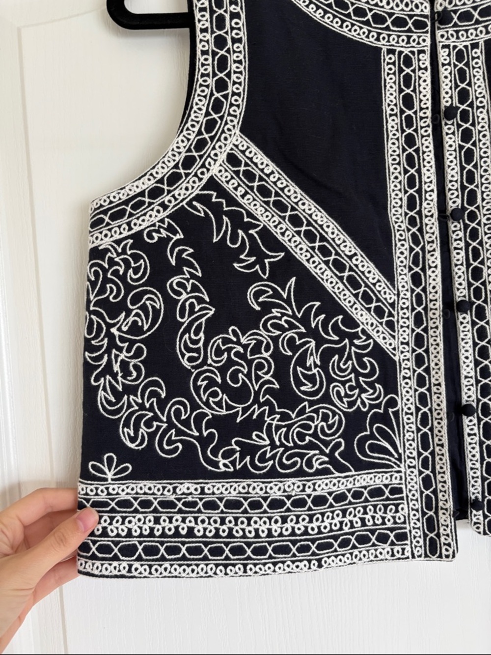 Tuckernuck Navy and White Embroidered Sleeveless Top - Picture 4 of 6